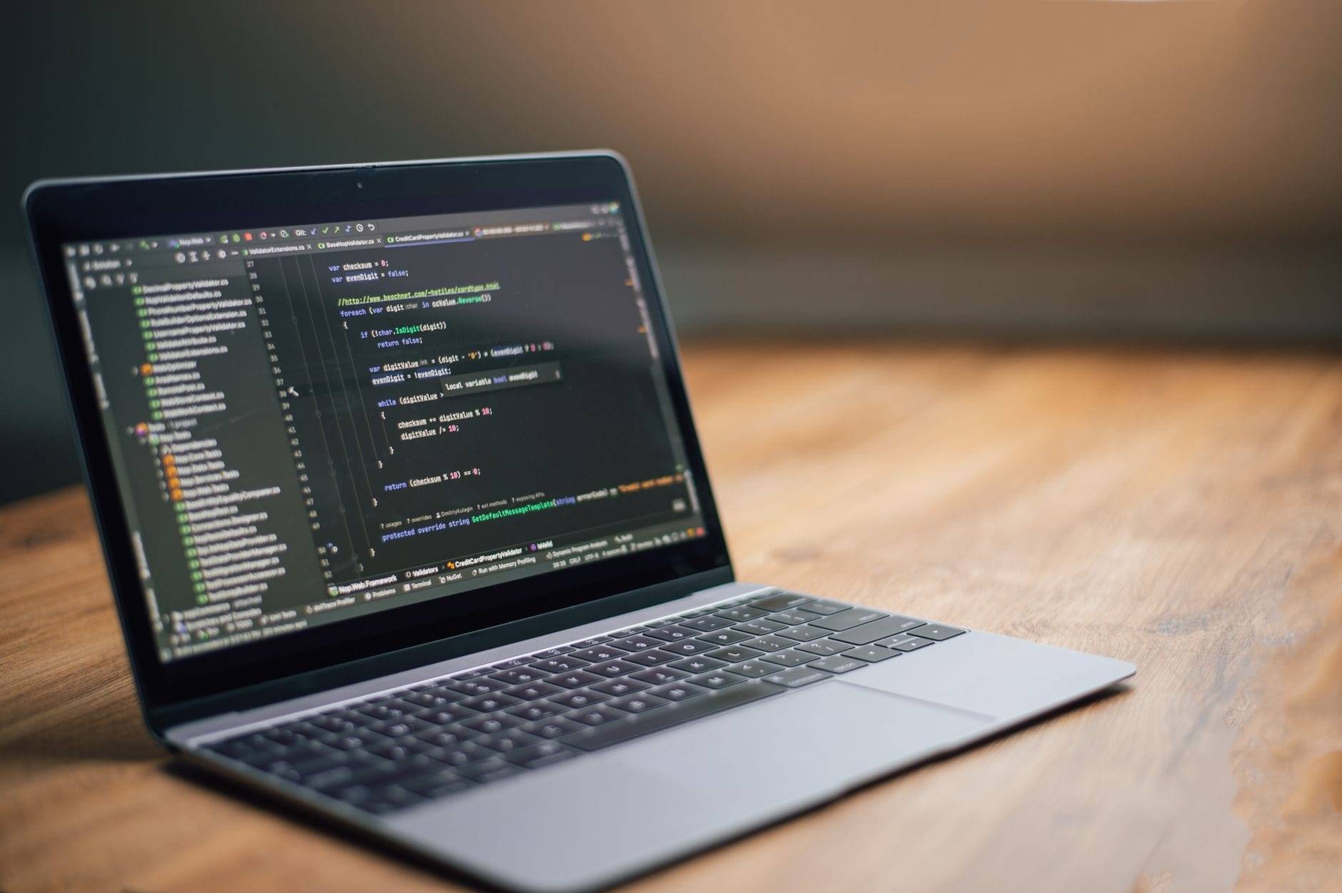 Laptop z wyświetlonym kodem Java na drewnianym biurku