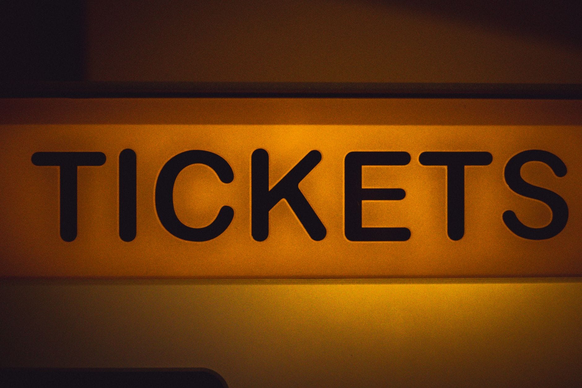 Żółty, podświetlony napis Ticket na ciemnym tle