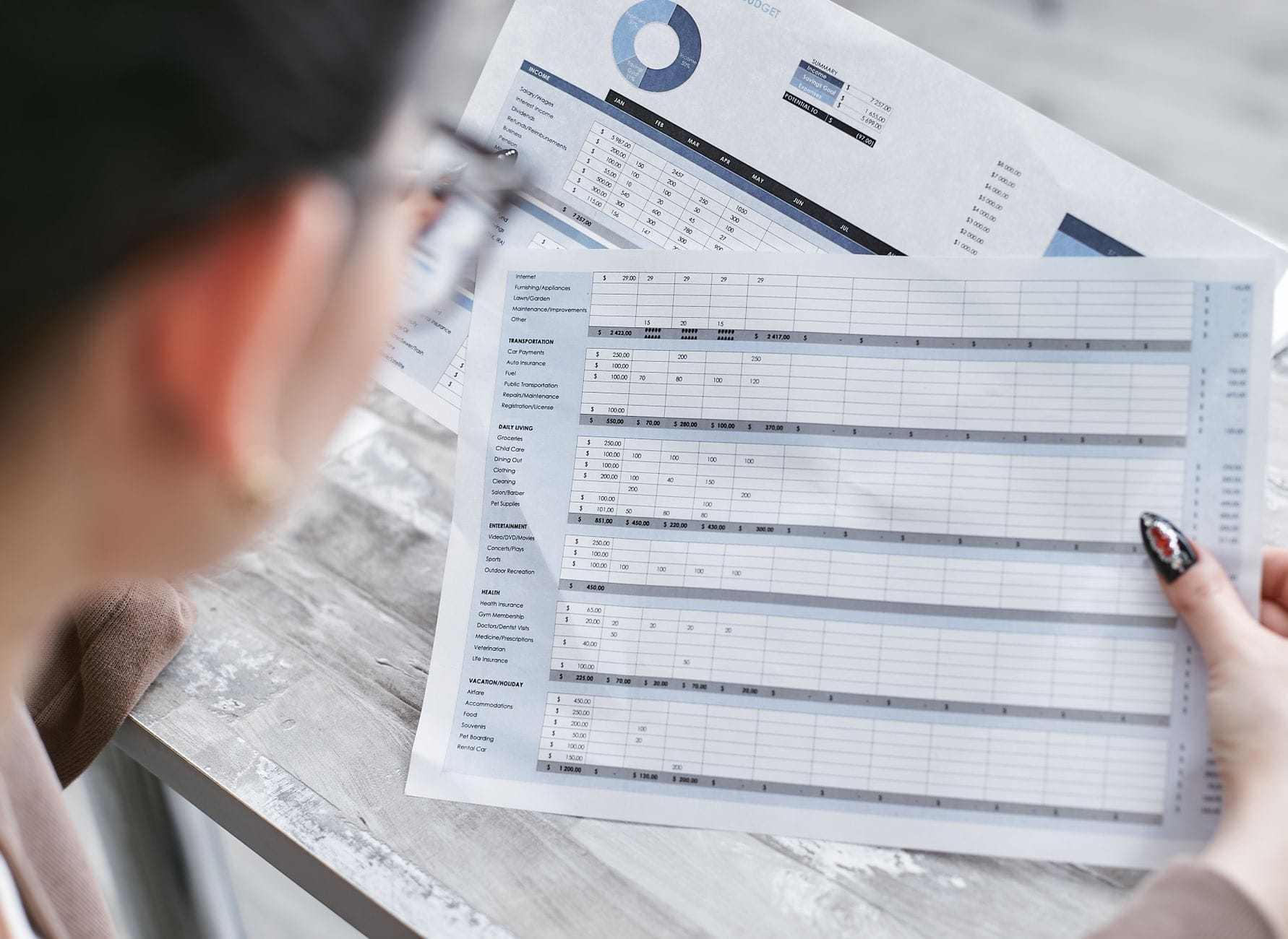 Bizneswoman analizuje arkusz kalkulacyjny Google Sheets z wykresami