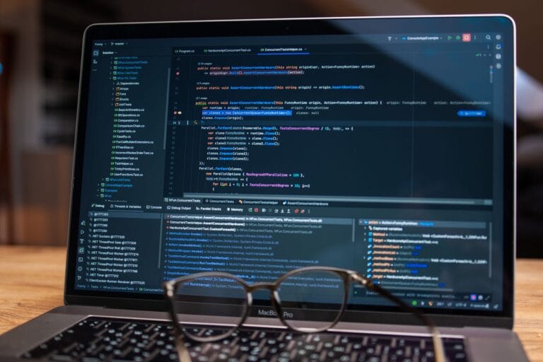 Ekran laptopa z kodem w programie do debugowania