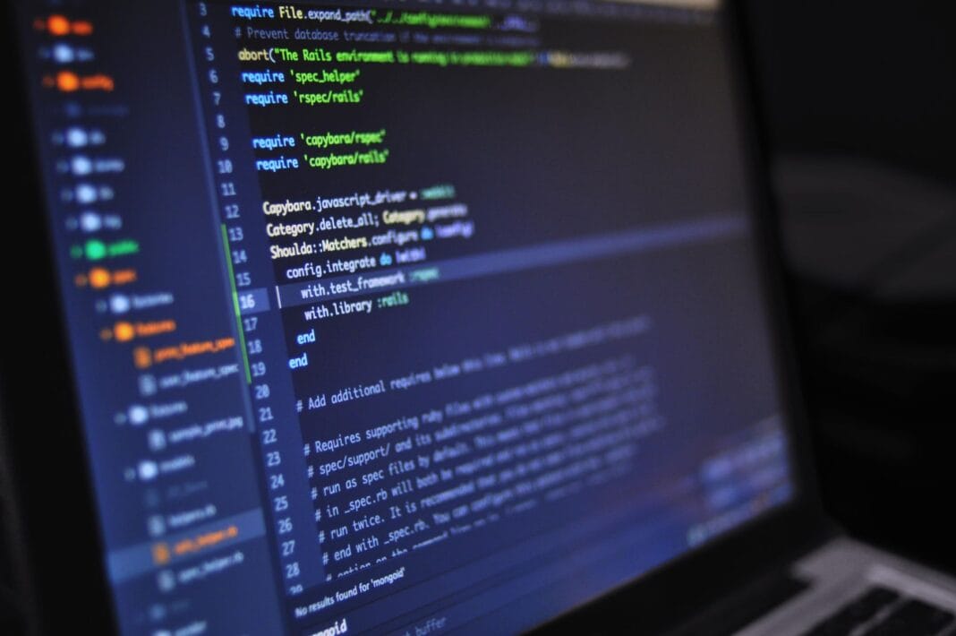 Zbliżenie ekranu komputera z kodem programistycznym w ciemnym otoczeniu Zbliżenie ekranu komputera z kodem programistycznym w ciemnym otoczeniu