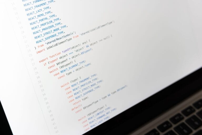 Zbliżenie kodu JavaScript na ekranie laptopa