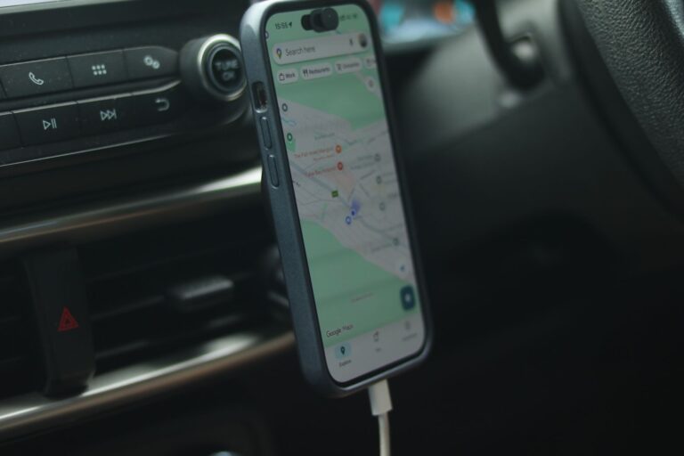 Smartfon z aplikacją mapy w samochodzie