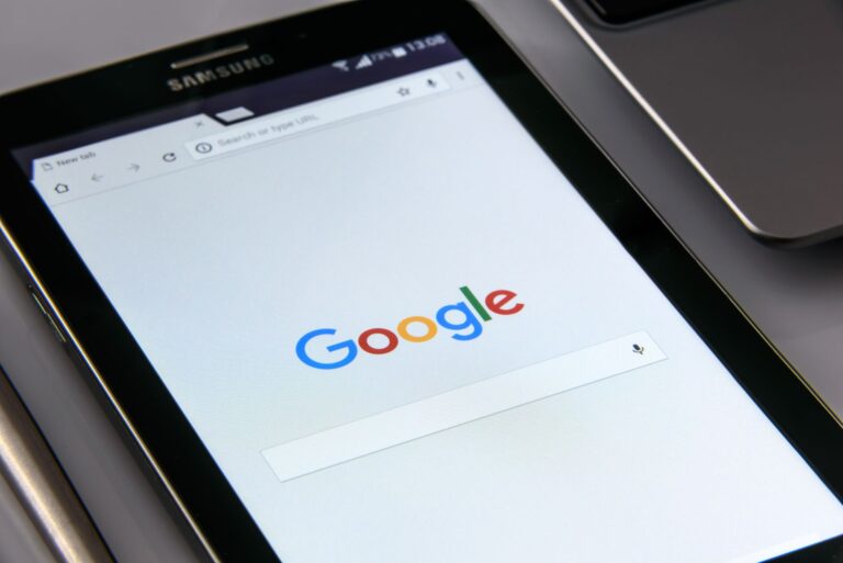 Tablet z otwartą wyszukiwarką Google